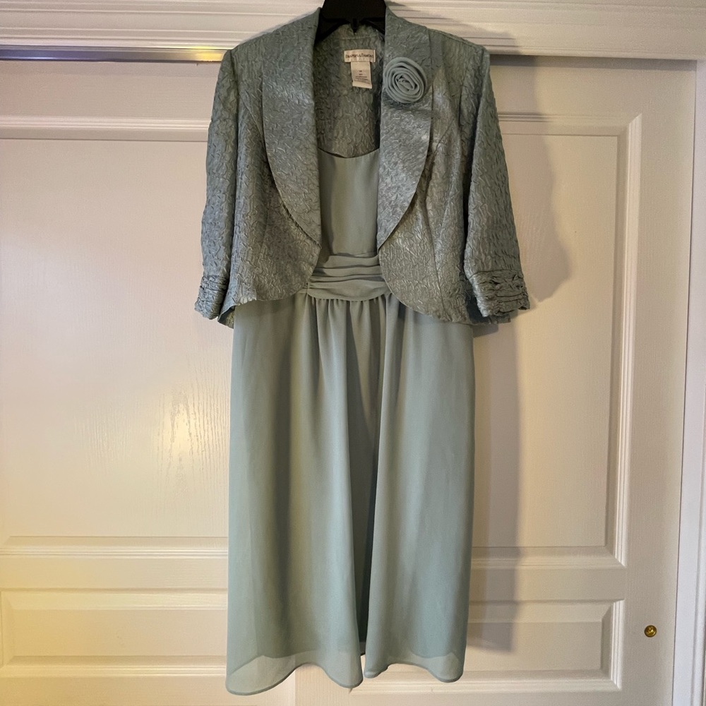 Draper’s & Damon’s beautiful sea green 2-piece dress. Size 14.